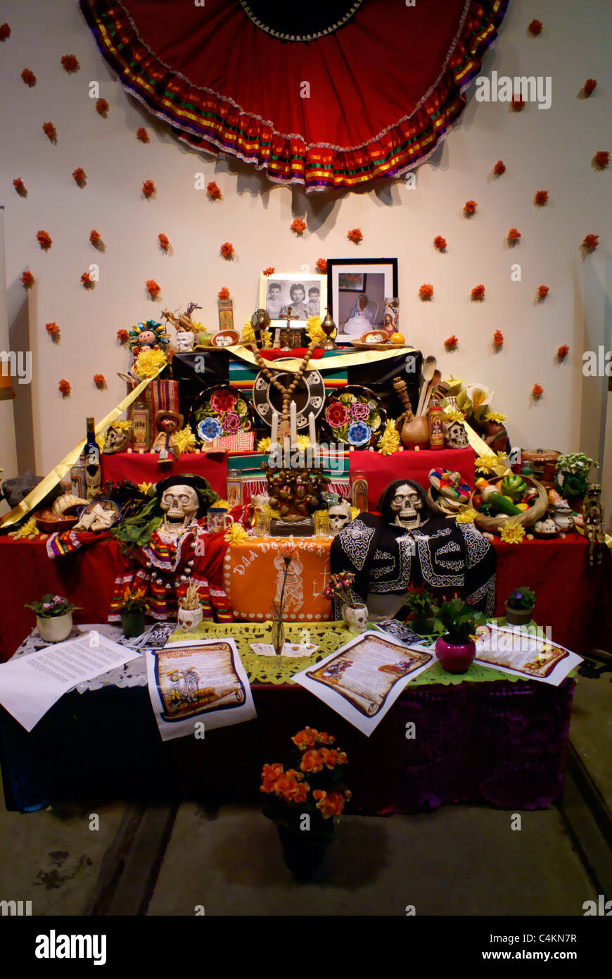 Décoré le Jour des Morts mexicain ou Dia de los Muertos autel Banque D'Images