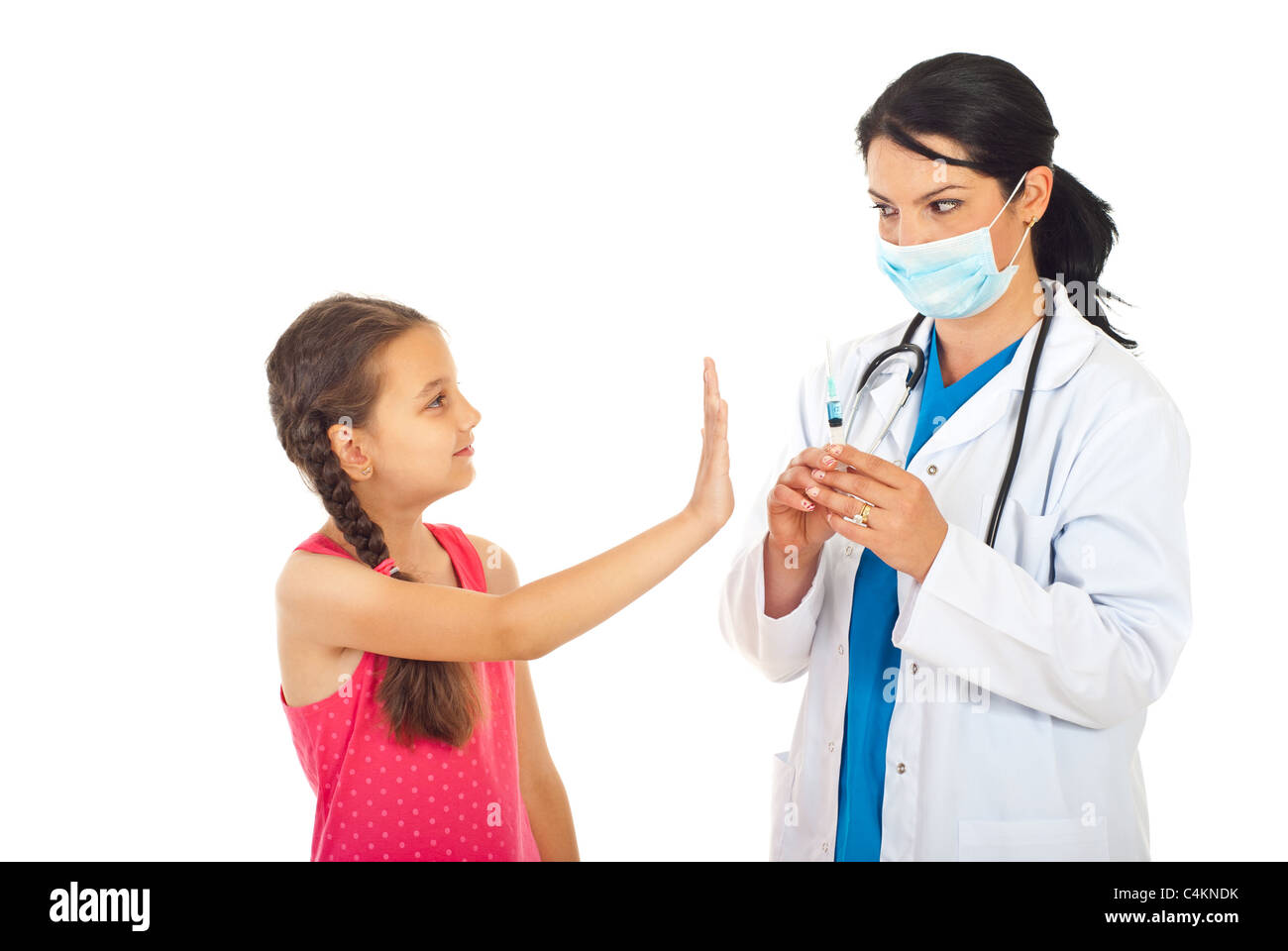 Girl gesturing arrêter la main pour refuser la vaccination et médecin isolé sur fond blanc Banque D'Images
