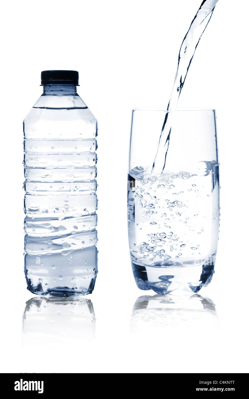 L'eau minérale en bouteille et verre Banque D'Images