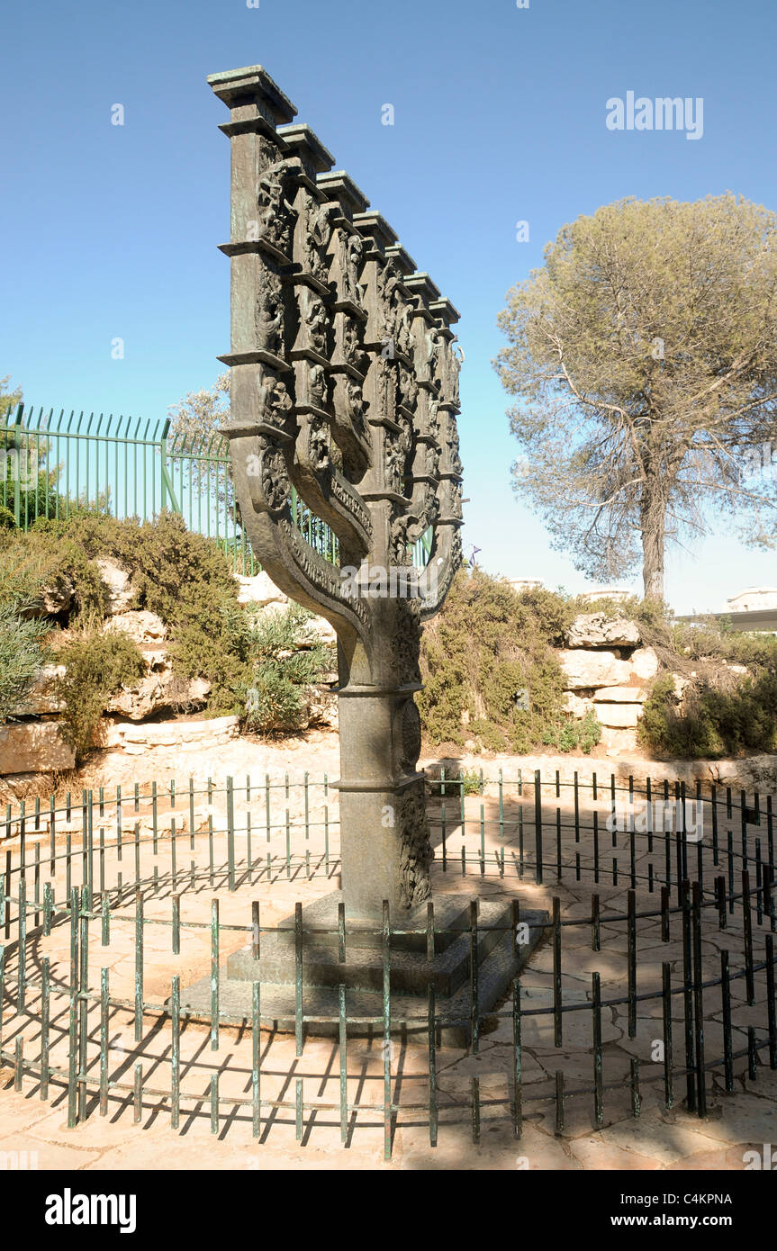 Israël, Jérusalem, la ménorah sculpture par Benno Elkan à l'entrée de la Knesset, le parlement israélien, Banque D'Images