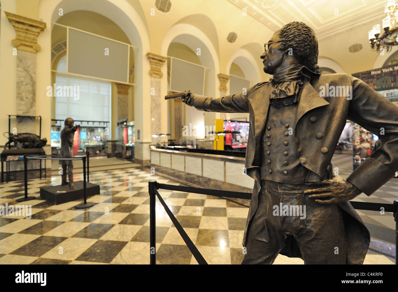 Des statues d'Alexander Hamilton et Aaron Burr avec pistolets de duel sont sur l'exposition au Musée des finances américaines à Manhattan. Banque D'Images