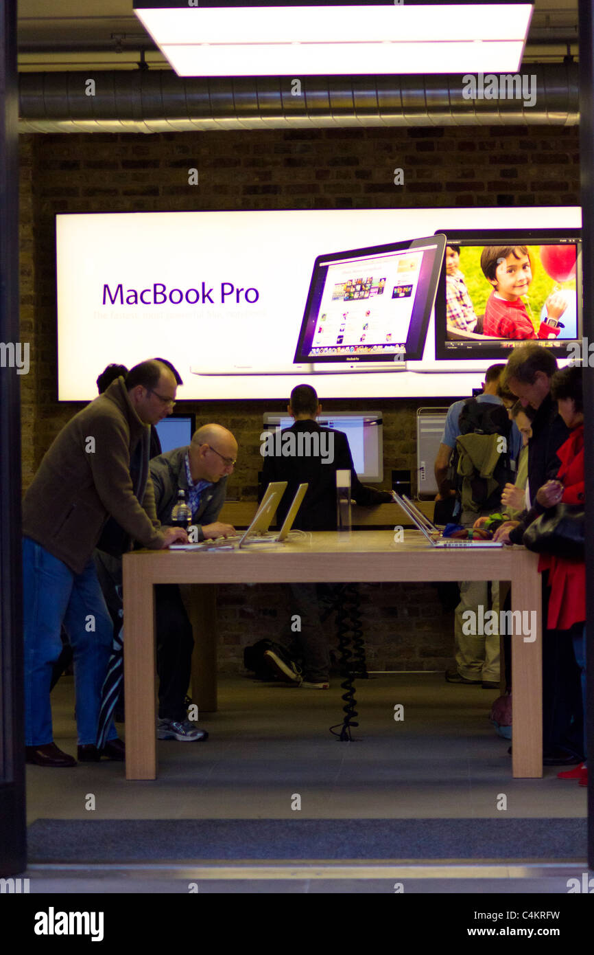 Les clients à l'intérieur d'un Apple Shop au Royaume-Uni Banque D'Images
