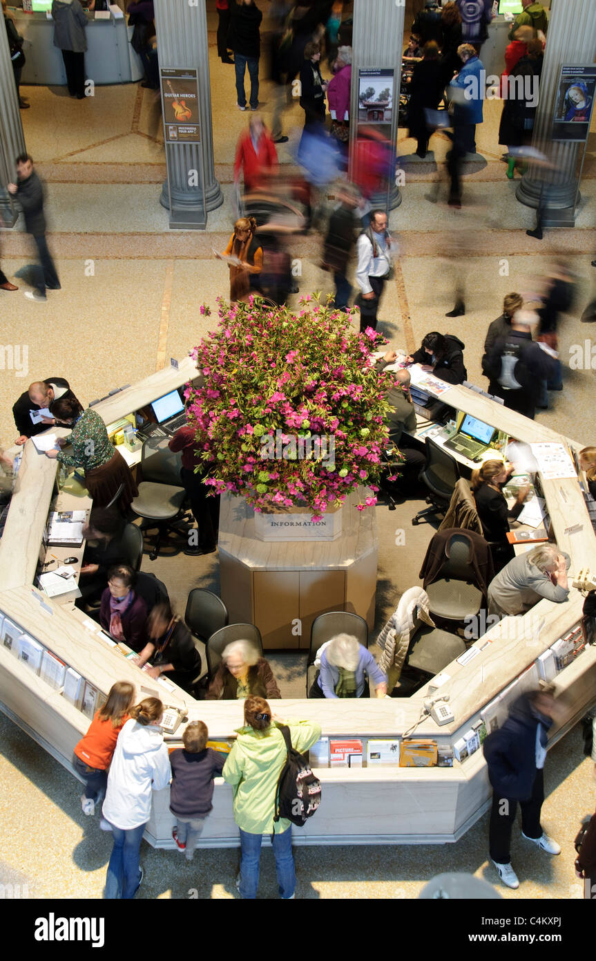 Grand Hall, un kiosque d'information, Metropolitan Museum of Art, New York, Banque D'Images