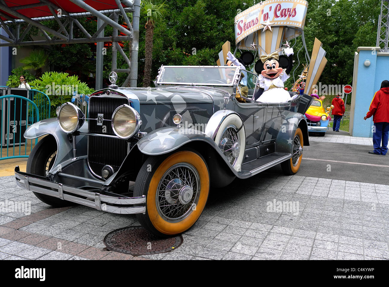 Disneyland Paris, Mickey Mouse dans le classic car Banque D'Images