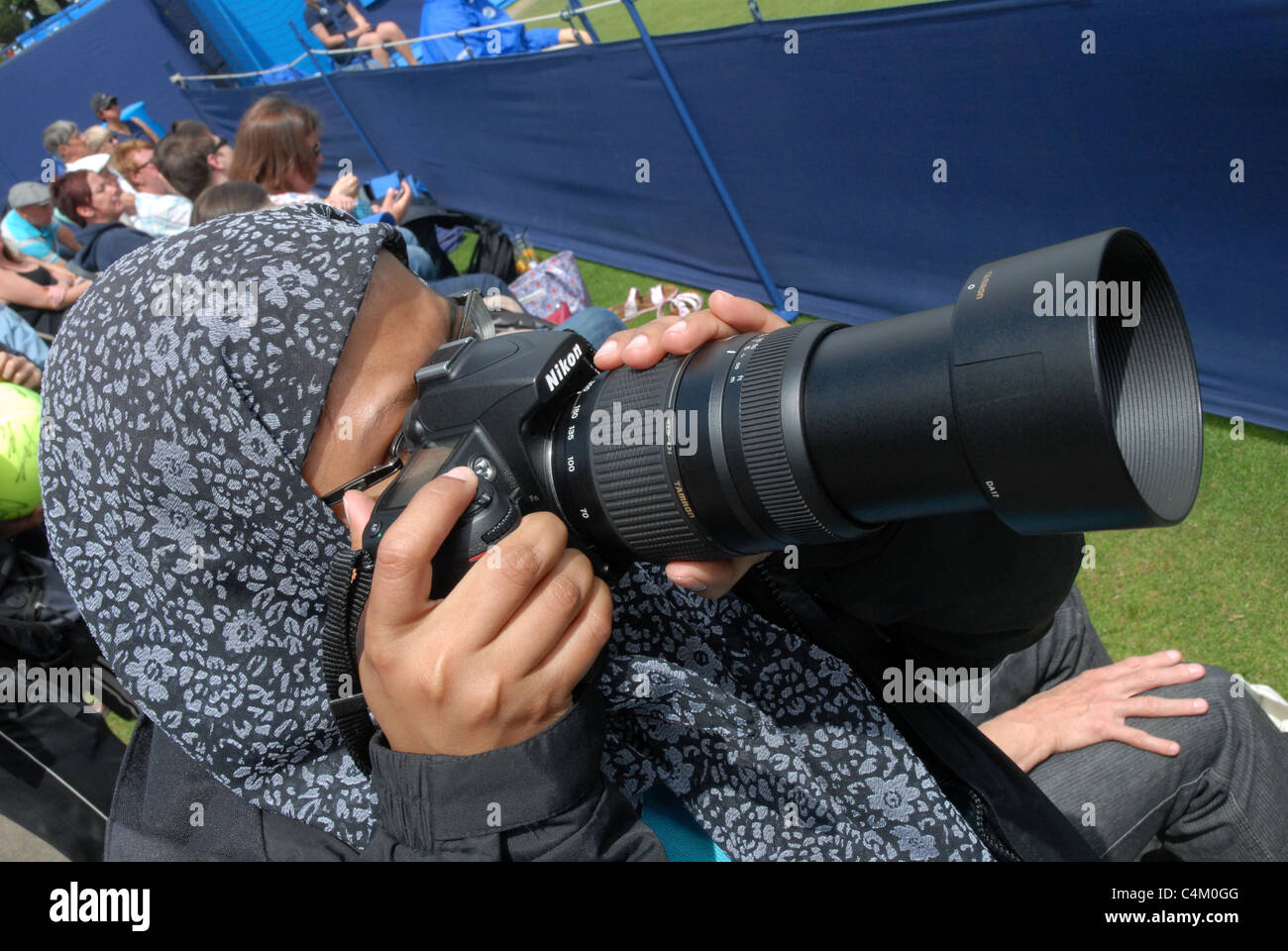 Les femmes arabes de prendre des photographies, le tournoi de tennis d'Eastbourne, Eastbourne, East Sussex, GB. Banque D'Images