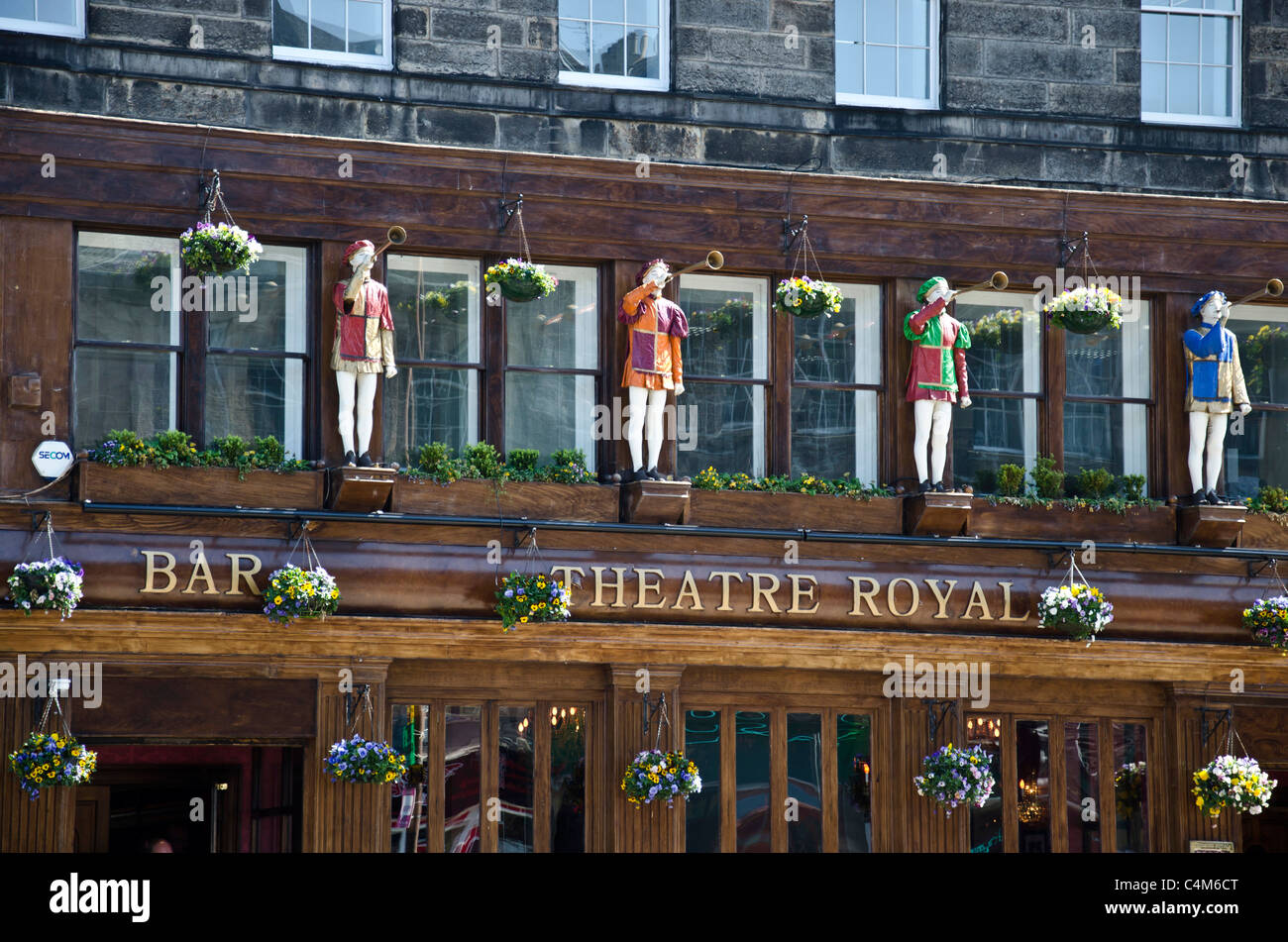 Chiffres en bois sculpté décorant la face d'un pub dans le centre-ville d'Édimbourg, en Écosse. Banque D'Images