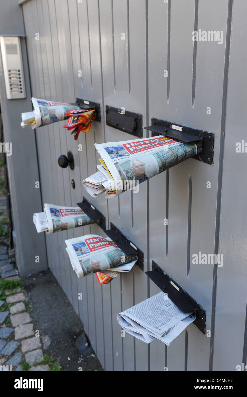 Des journaux gratuits dans les boîtes aux lettres, Allemagne Banque D'Images