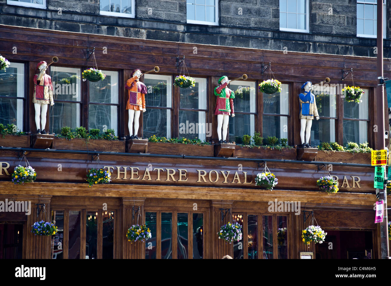 Chiffres en bois sculpté décorant la face d'un pub dans le centre-ville d'Édimbourg, en Écosse. Banque D'Images