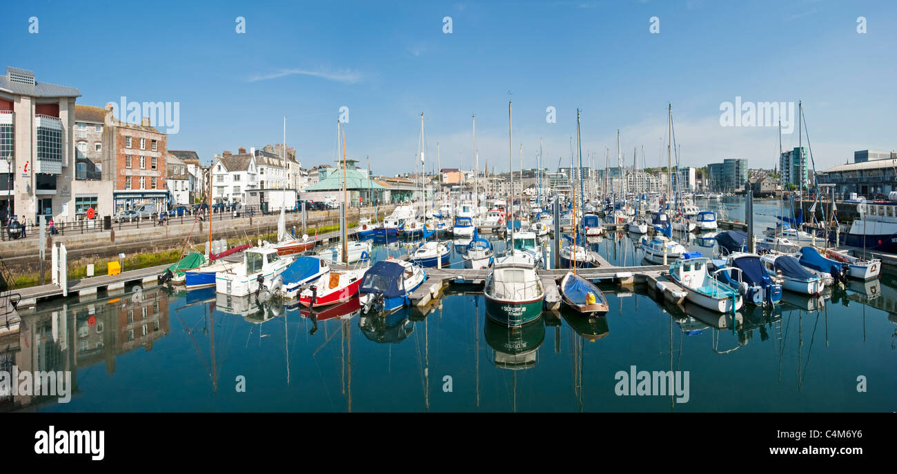 Une photo 2 croix de bateaux et yachts amarrés à l'extrémité sud du port de plaisance de Sutton à Plymouth. Banque D'Images