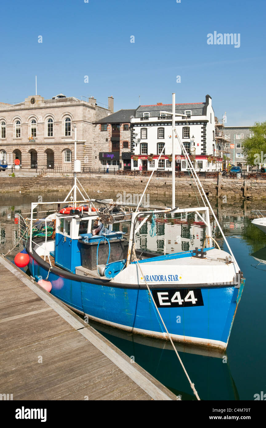 Un bateau de pêche amarré à l'extrémité nord du port de plaisance de Sutton à Plymouth. Banque D'Images