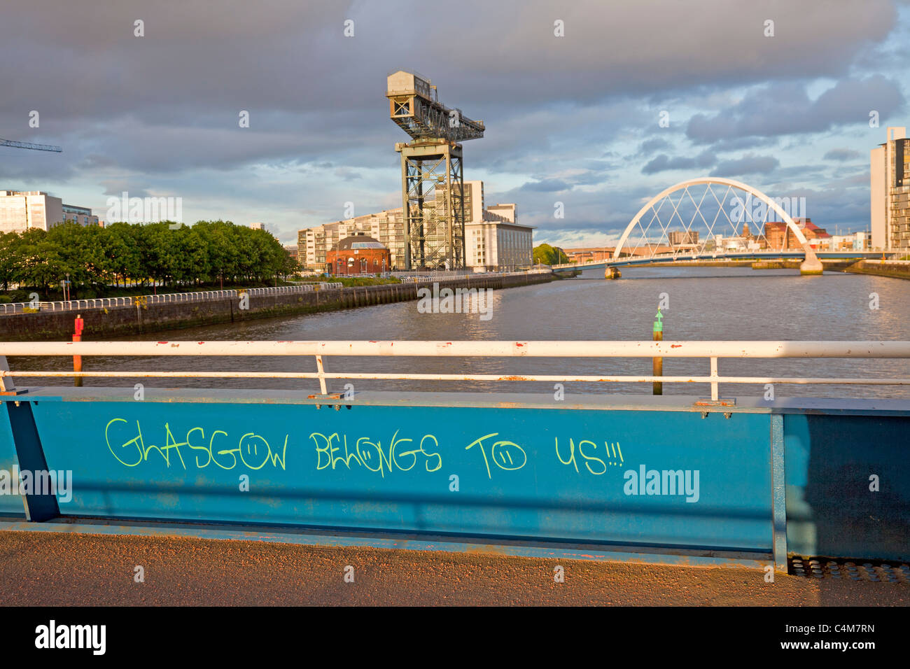 'Glasgow est à nous' graffiti sur Bell's Pont sur la rivière Clyde, en regardant vers la Finnieston Crane et l'Arc de Glasgow Banque D'Images