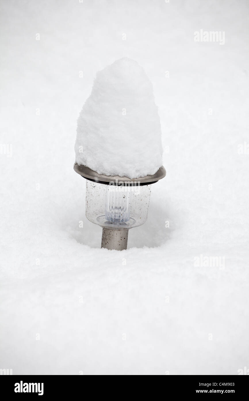 Close up of Ornamental Solar Light couverts avec de la neige profonde Banque D'Images