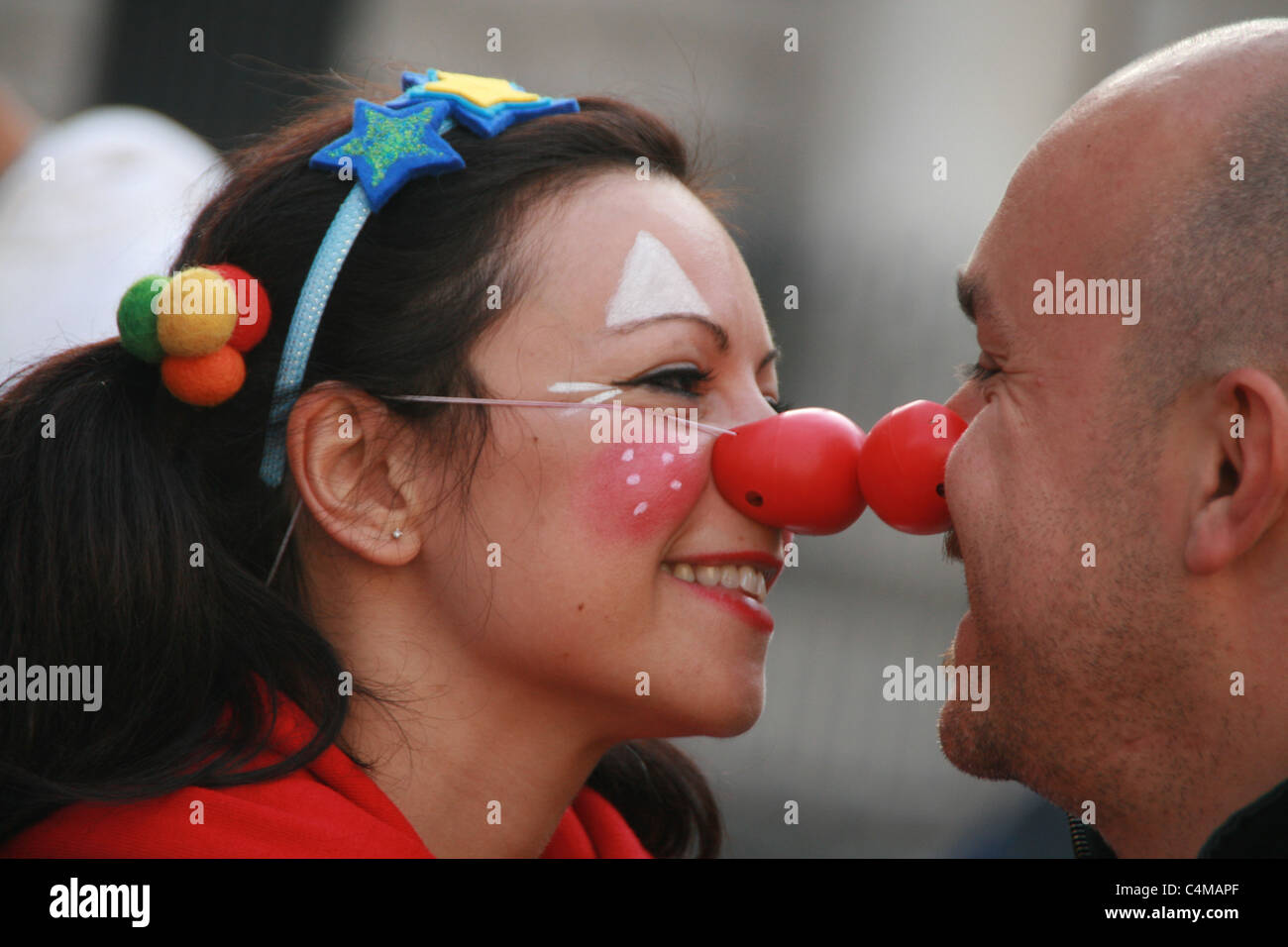 Les membres de la thérapie de clown nez rouge fête journée à Rome Italie Banque D'Images