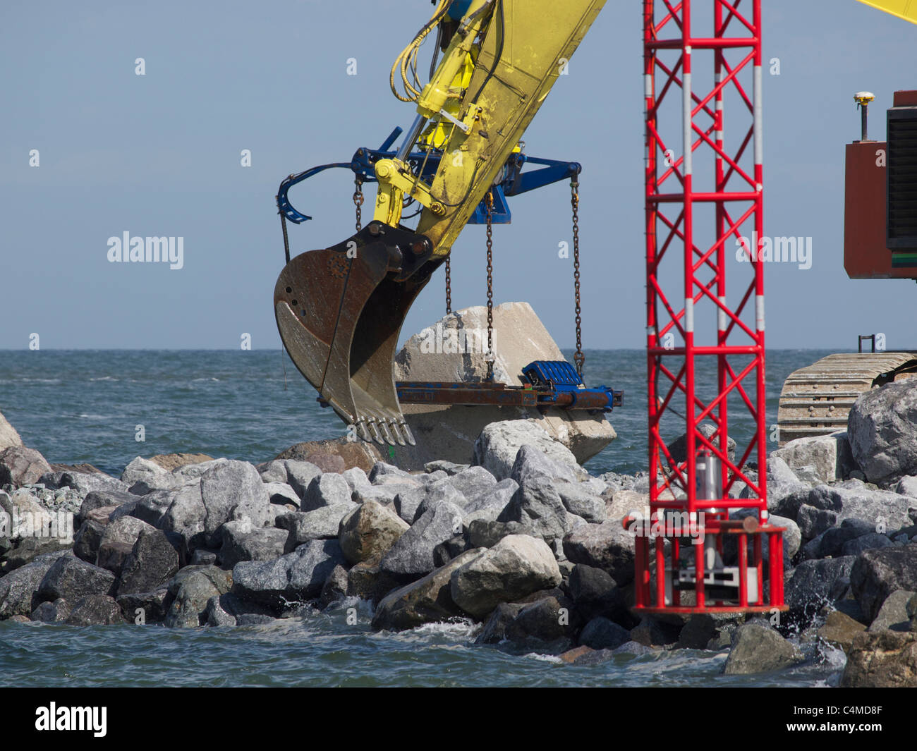 La construction d'un barrage avec 40 tonnes de blocs de béton pour protéger le Maasvlakte 2 de la mer du Nord. Banque D'Images