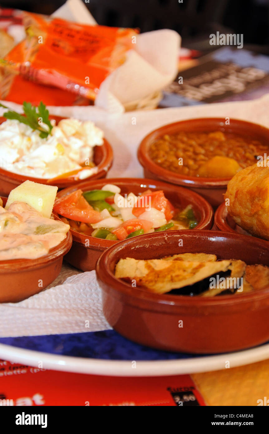 Sélection de plats végétariens Tapas dans un bar à tapas du centre-ville, Malaga, Costa del Sol, la province de Malaga, Andalousie, Espagne, dans l'ouest de l'Euro Banque D'Images