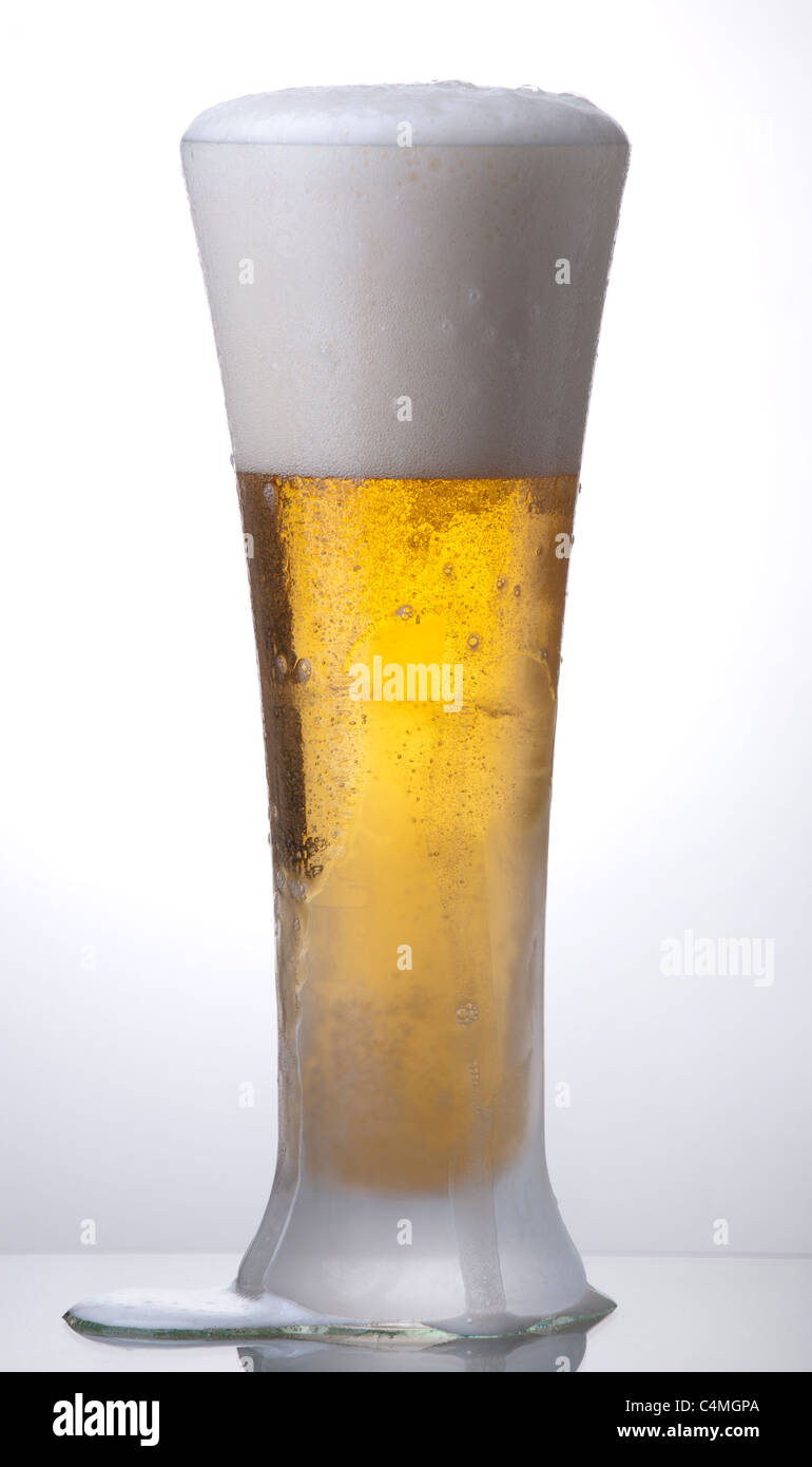 Un verre de bière légère, split Banque D'Images