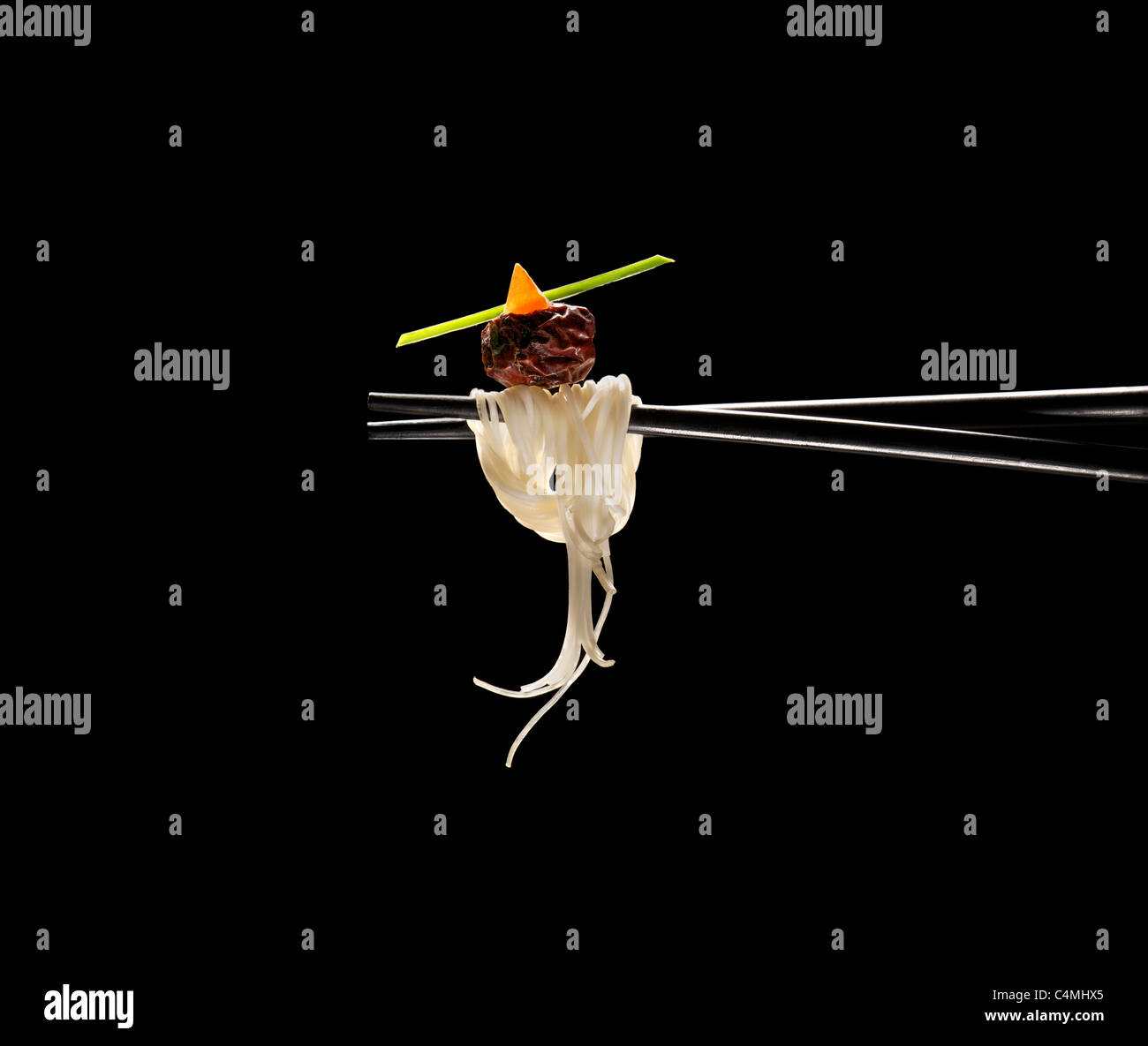 La vie toujours Les Secrets de la cuisine asiatique PHOTO ART symbole vert orange noir nouilles chaudes épices épicé bâtons Foto noir foncé chaud ba Banque D'Images