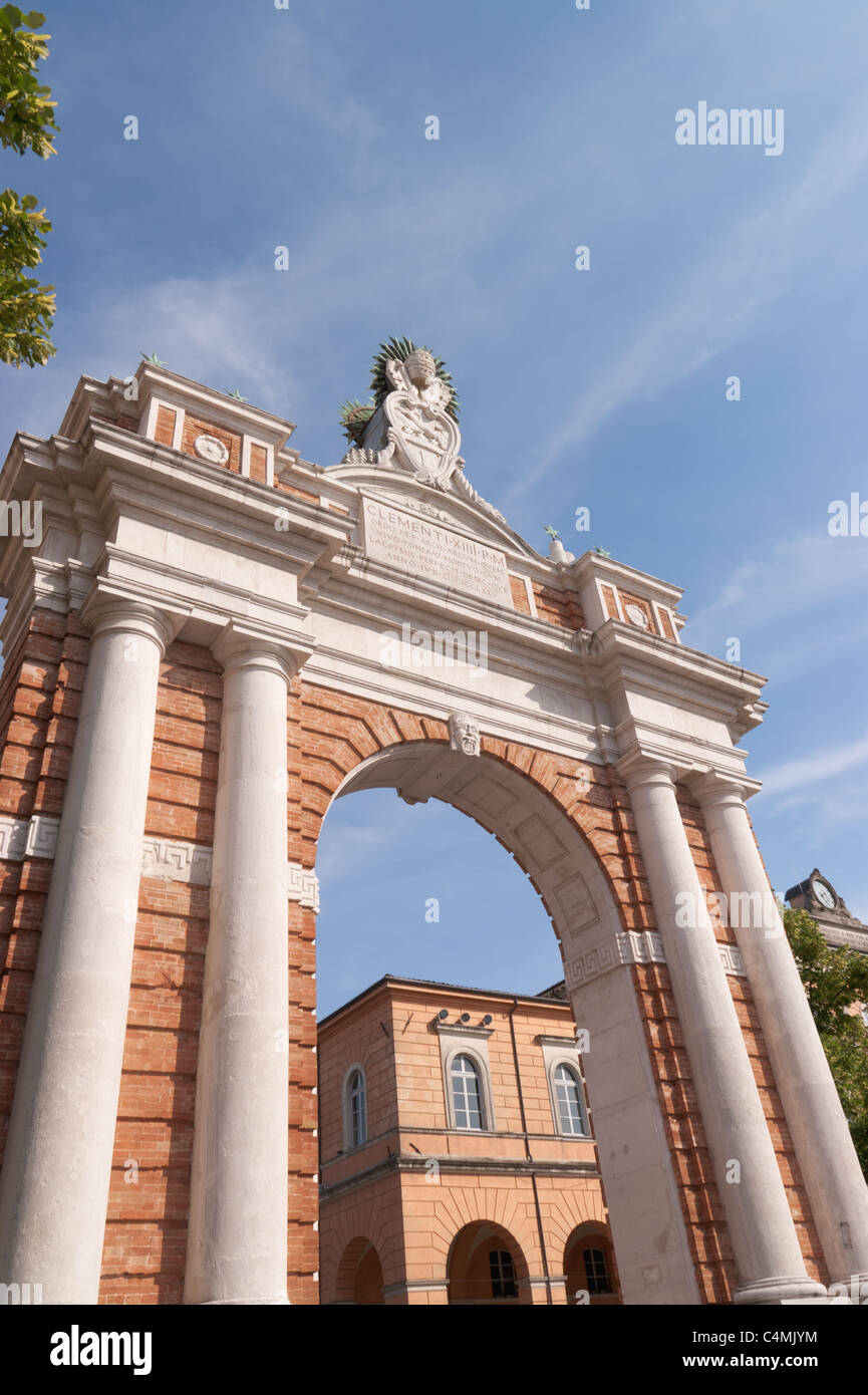 Arc monumental consacrée au pape Clément XIV dans Santarcangelo di Romagna, Italie. Banque D'Images