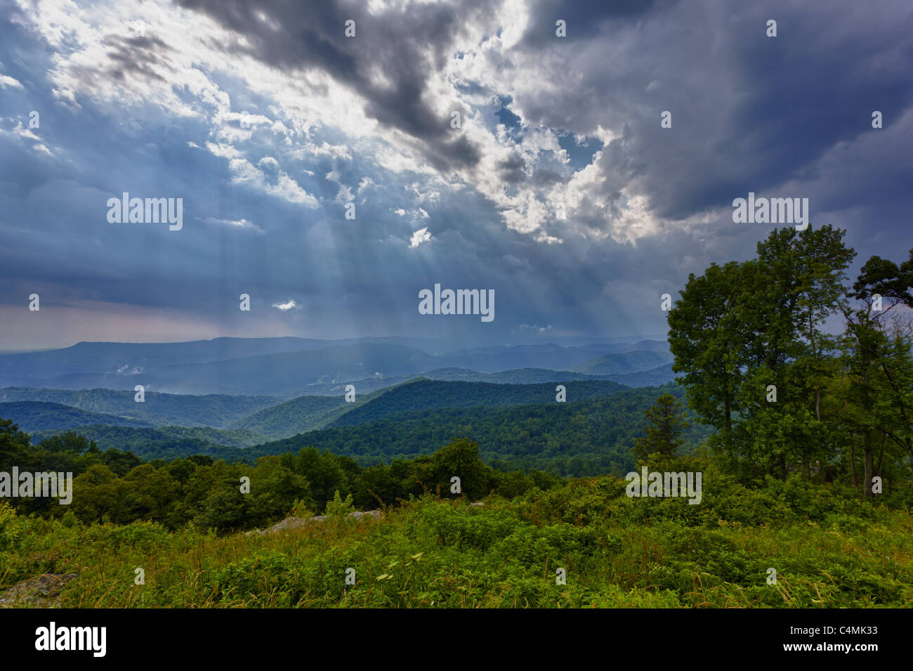 Tempête sur vallée de Shenandoah de Skyline Drive dans les Blue Ridge Mountains de Virginie Banque D'Images
