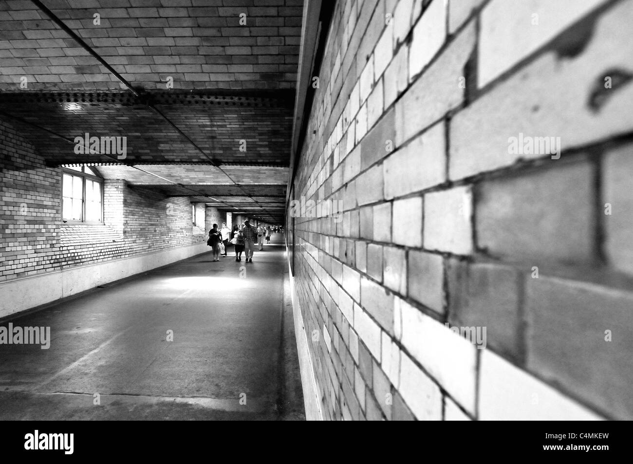 Les gens à pied par le passage souterrain à la station South Kensington Banque D'Images