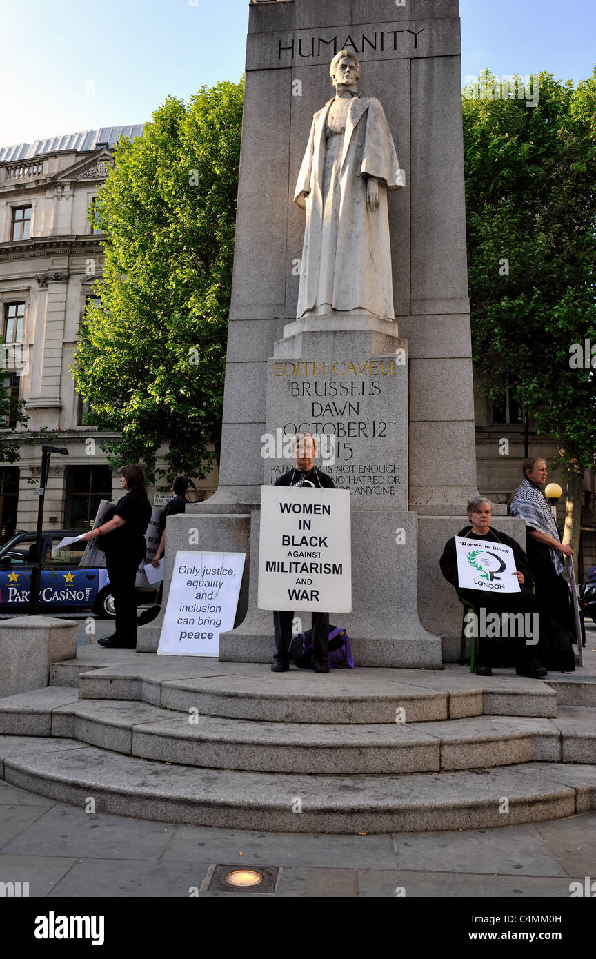 Protestation contre les femmes en noir du groupe à la statue d'Edith Cavell au St Martins, London Banque D'Images