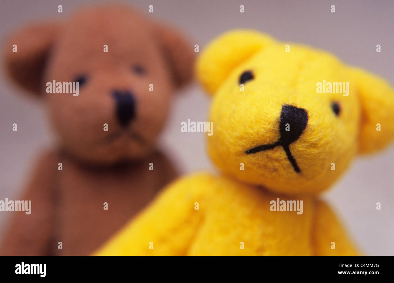 Close up des chefs et des épaules de deux ours en peluche avec de l'ours brun ours jaune de Banque D'Images