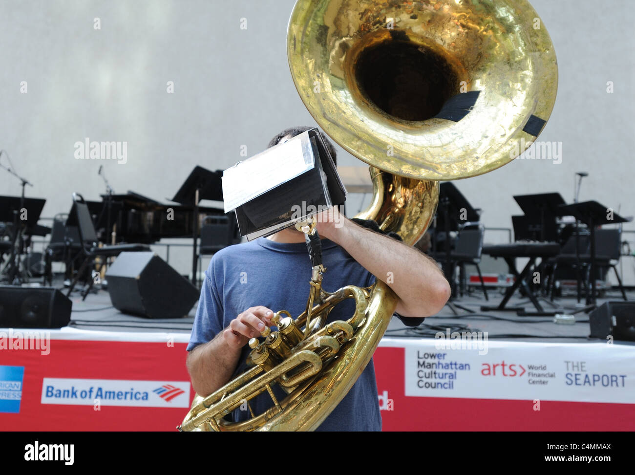Un joueur de tuba dans la bande d'asphalte au cours de l'Bang on a Can music festival à Battery Park City, un quartier de Manhattan. Banque D'Images