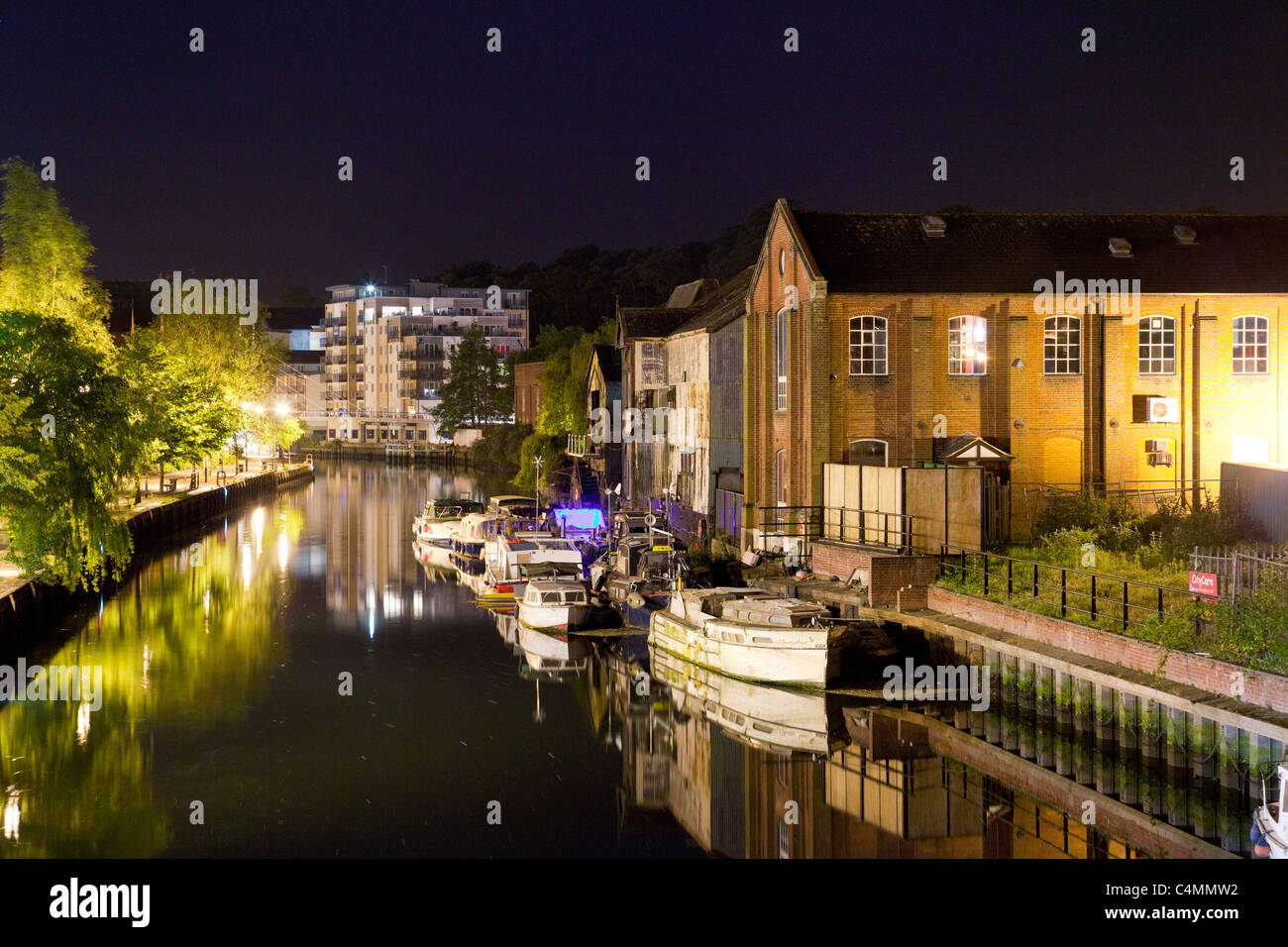 Vue de la rivière Wensum la nuit à Norwich, Royaume-Uni Banque D'Images