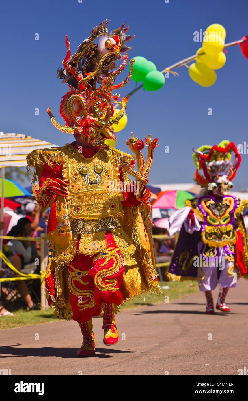 MANASSAS, Virginie, USA - Défilé du festival folklife bolivien avec danseurs en costume. Banque D'Images