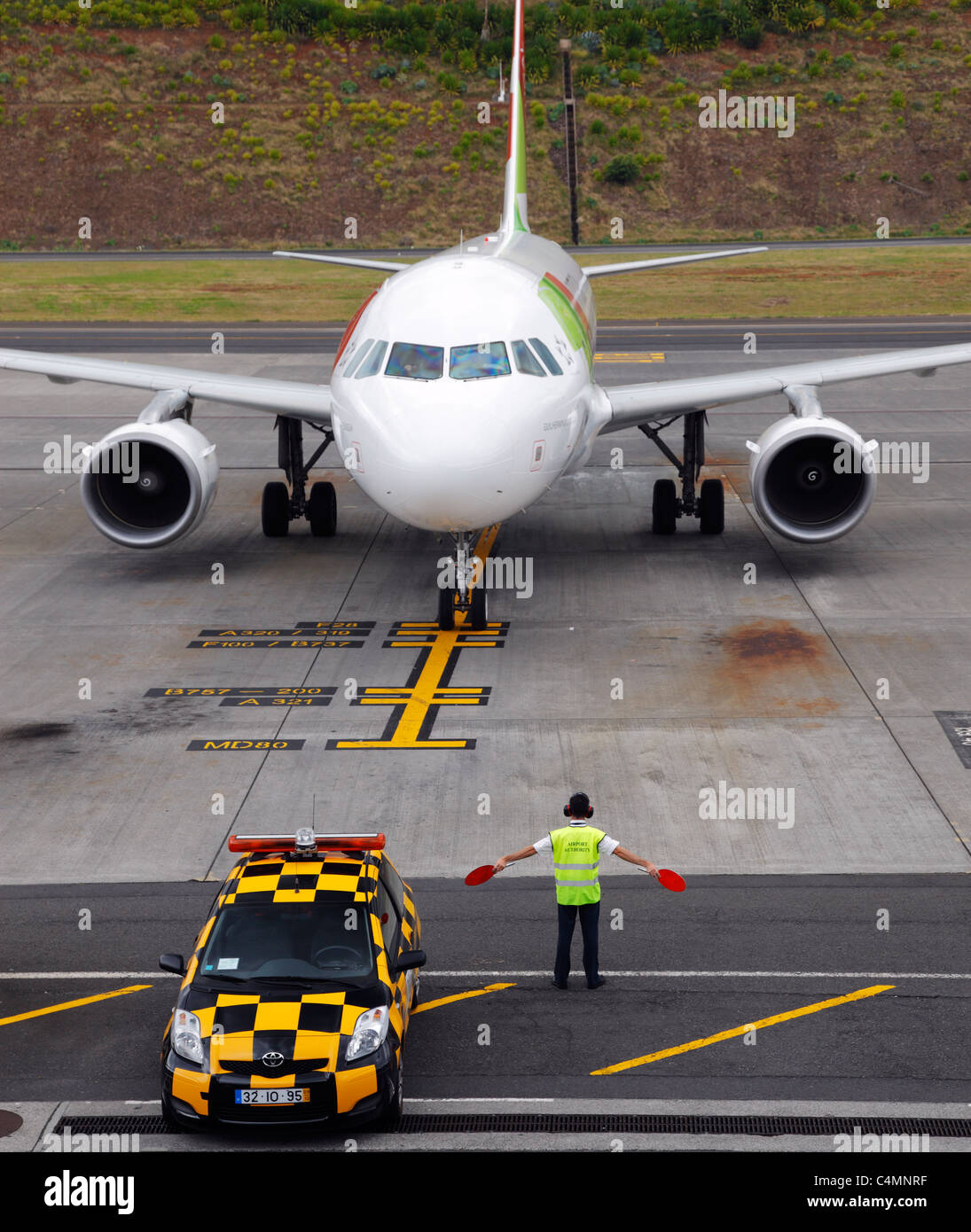 TAP Portugal 310 Airbus à l'aéroport de Funchal à Madère. Banque D'Images