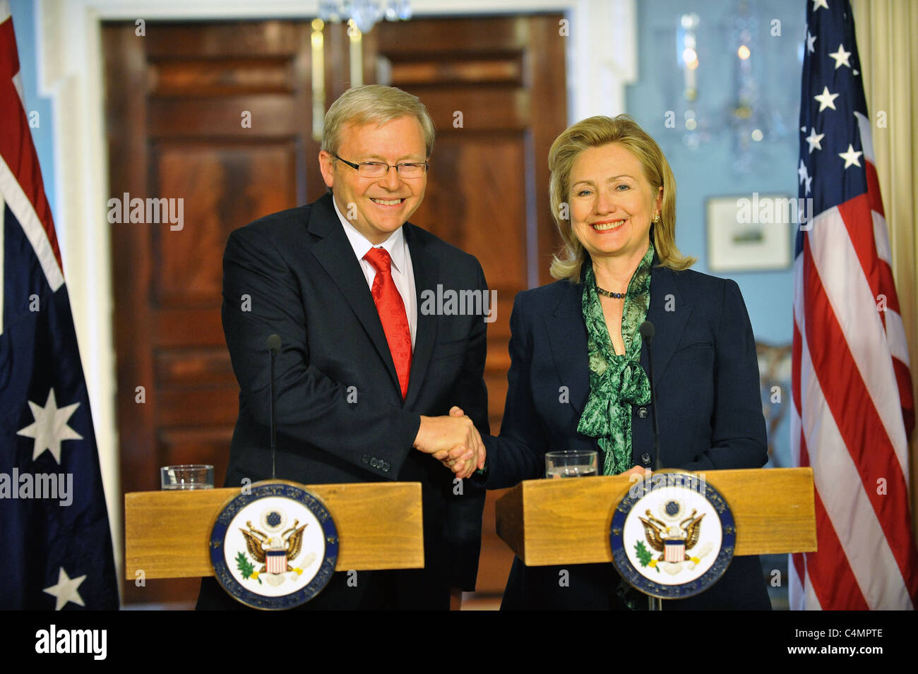 Le secrétaire d'État Clinton, serre la main du ministre australien des affaires étrangères Kevin Rudd après rencontre bilatérale à Washington Banque D'Images