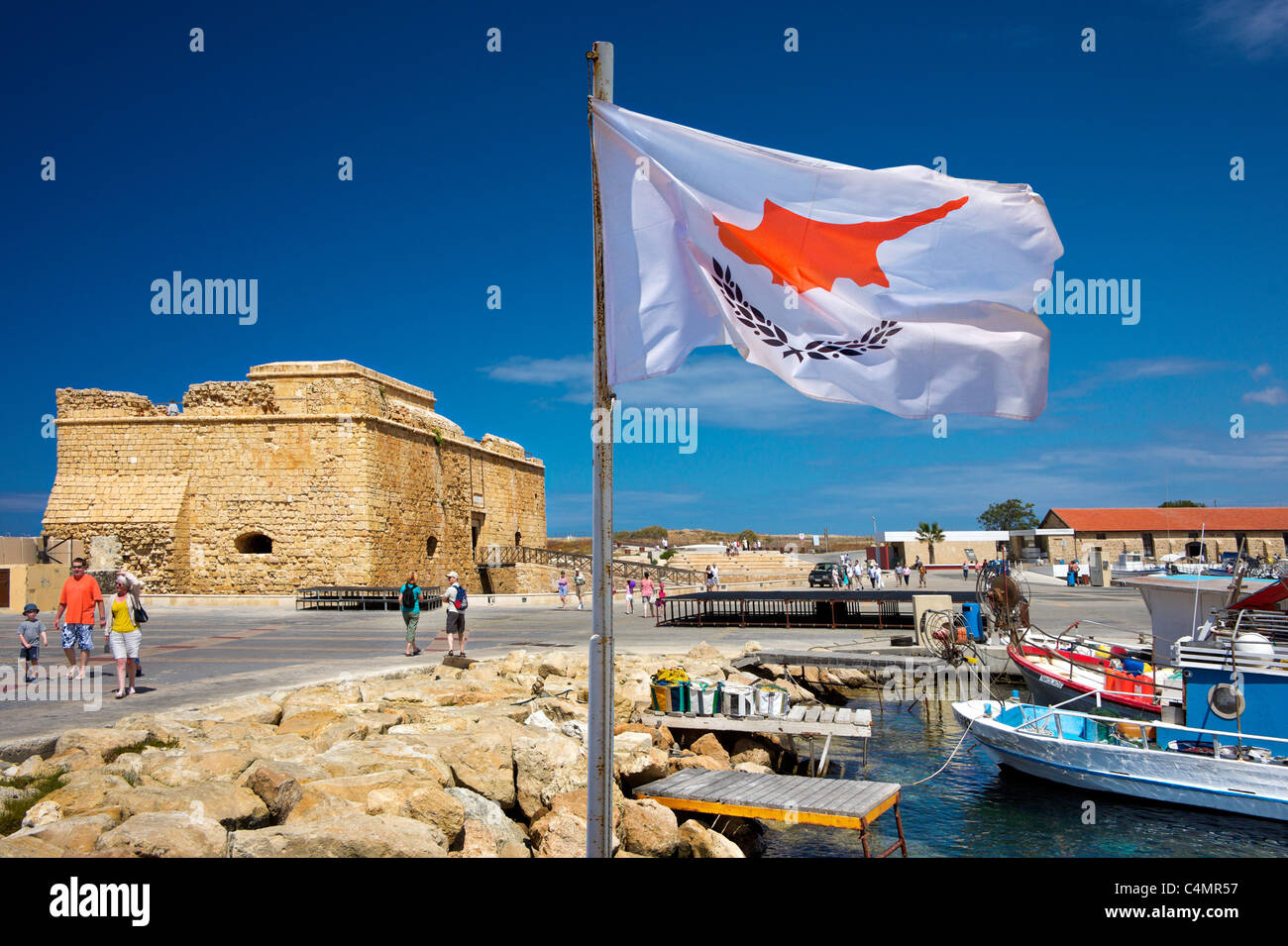 Battant pavillon chypriote, Pathos, Pafos, Chypre.fort et port. Banque D'Images