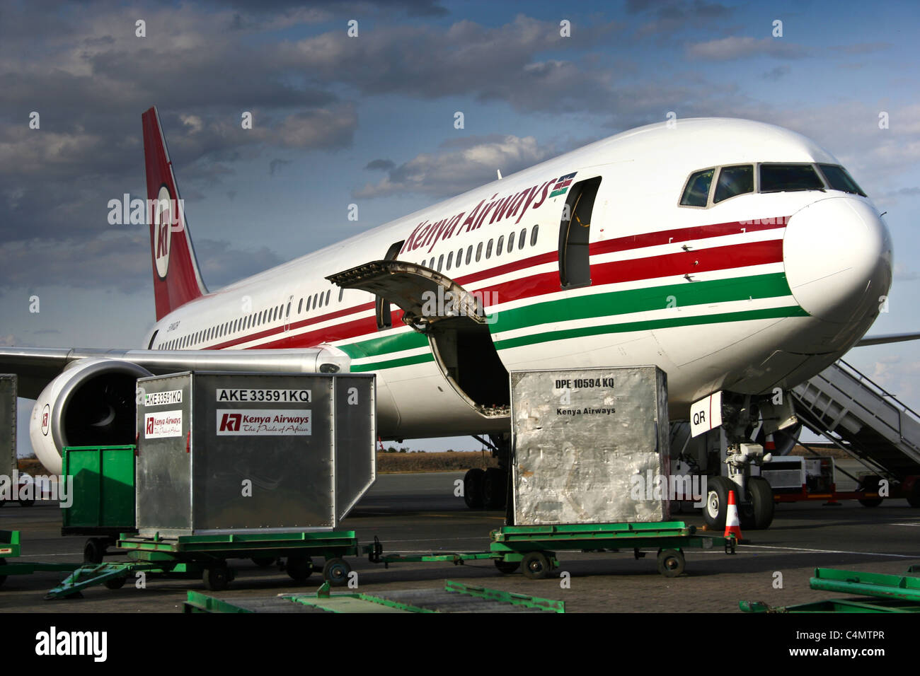 Kenya Airways avion palettes Palettes bagages Photo Stock - Alamy