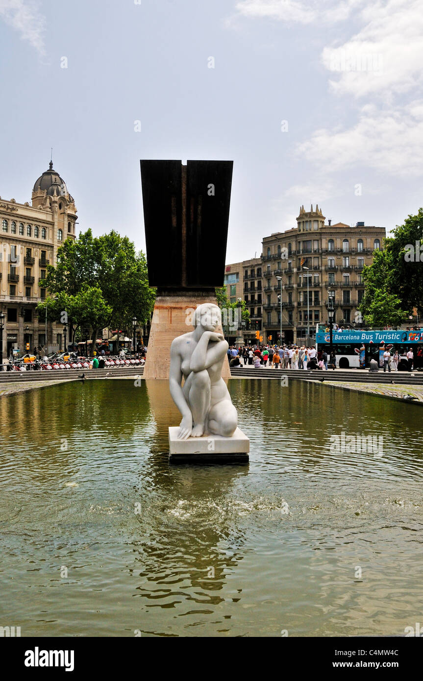 Monument à Francesc Macià, homme politique catalan avec la sculpture de la Deesa au premier plan, la Plaça de Catalunya, Barcelone Banque D'Images