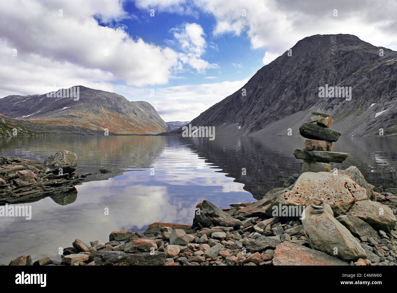 HDR image paysage du lac Dalsniba en Norvège avec de l'eau claire comme du cristal de roche et Cairn. Banque D'Images