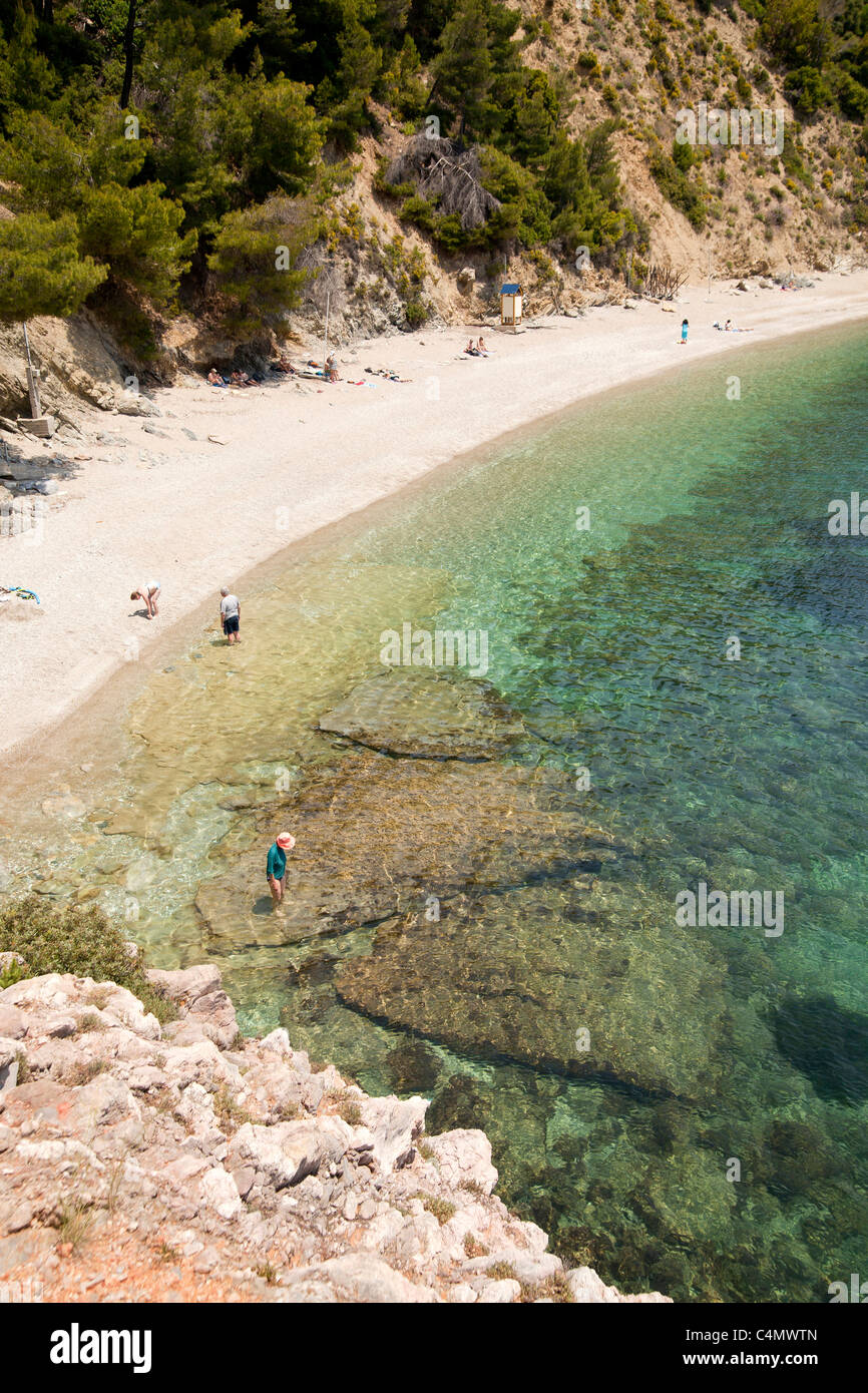 Rocky Staphylos ou Stafilou Beach et Bay sur l'île de Skopelos, Sporades du Nord, Grèce Banque D'Images