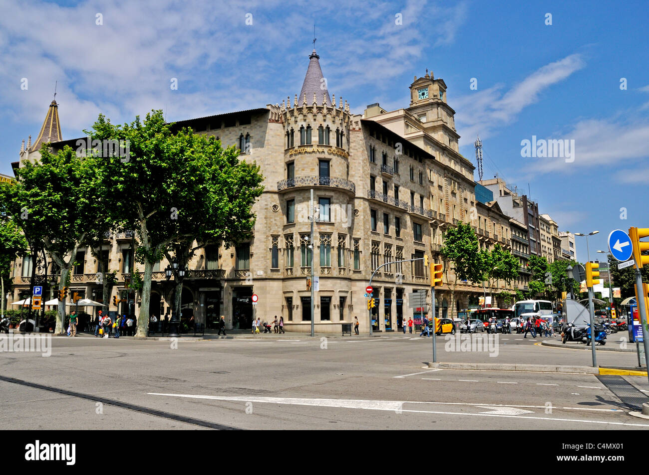 La façade élégante et tours de la Casa Pascual i Pons par l'architecte Enric Sagnier Villavecchia, Eixample, Barcelone Banque D'Images
