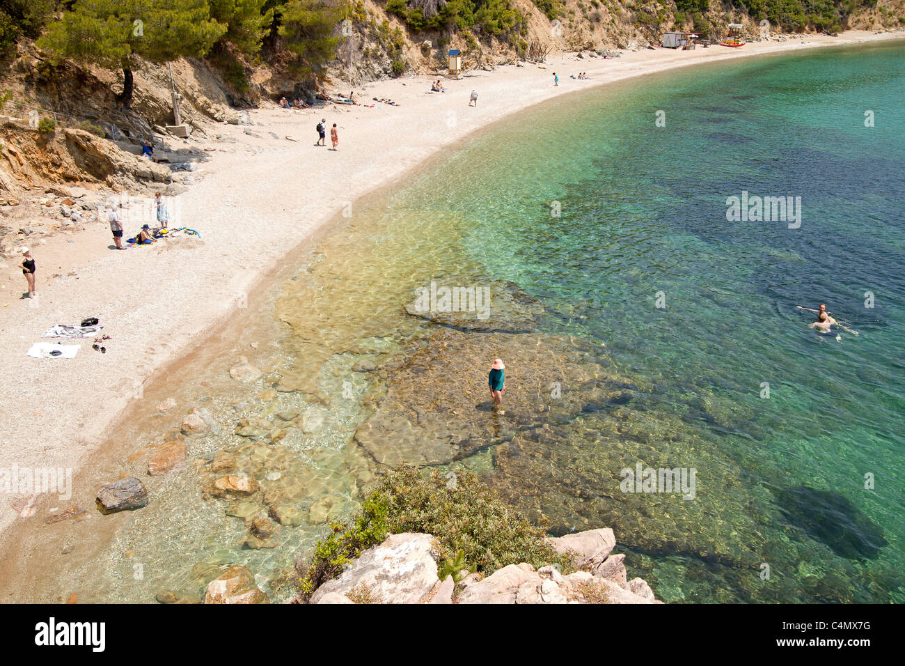Rocky Staphylos ou Stafilou Beach et Bay sur l'île de Skopelos, Sporades du Nord, Grèce Banque D'Images
