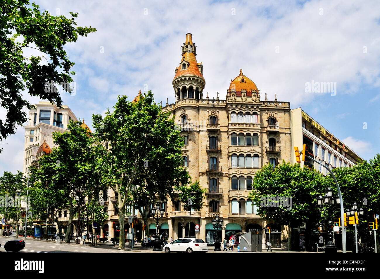 La tour rouge, dômes et balcons répartis sur 2 étages de l'architecture néo-gothique du cas Antoni Rocamora, Barcelone, Espagne Banque D'Images