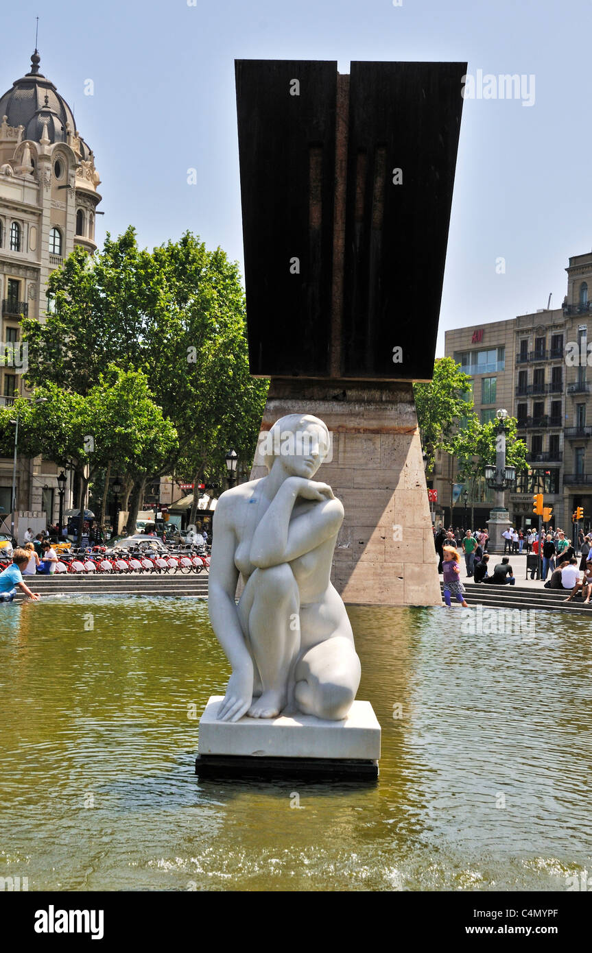 Monument à Francesc Macià, homme politique catalan avec la sculpture de la Deesa au premier plan, la Plaça de Catalunya, Barcelone Banque D'Images