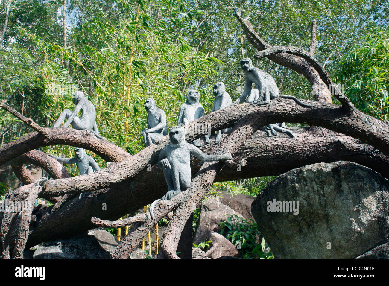 Un groupe de singes des pleurs sur la destruction de la nature. sculptés dans du bois assis sur un arbre - symbole de la déforestation Banque D'Images