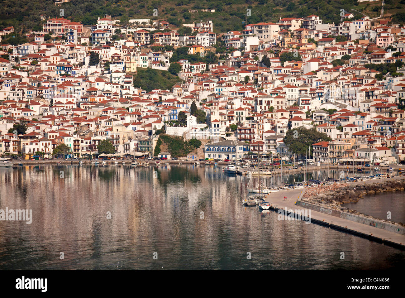 Birds Eye View de la ville de Skopelos et Harbour, île de Skopelos, Sporades du Nord, Grèce Banque D'Images