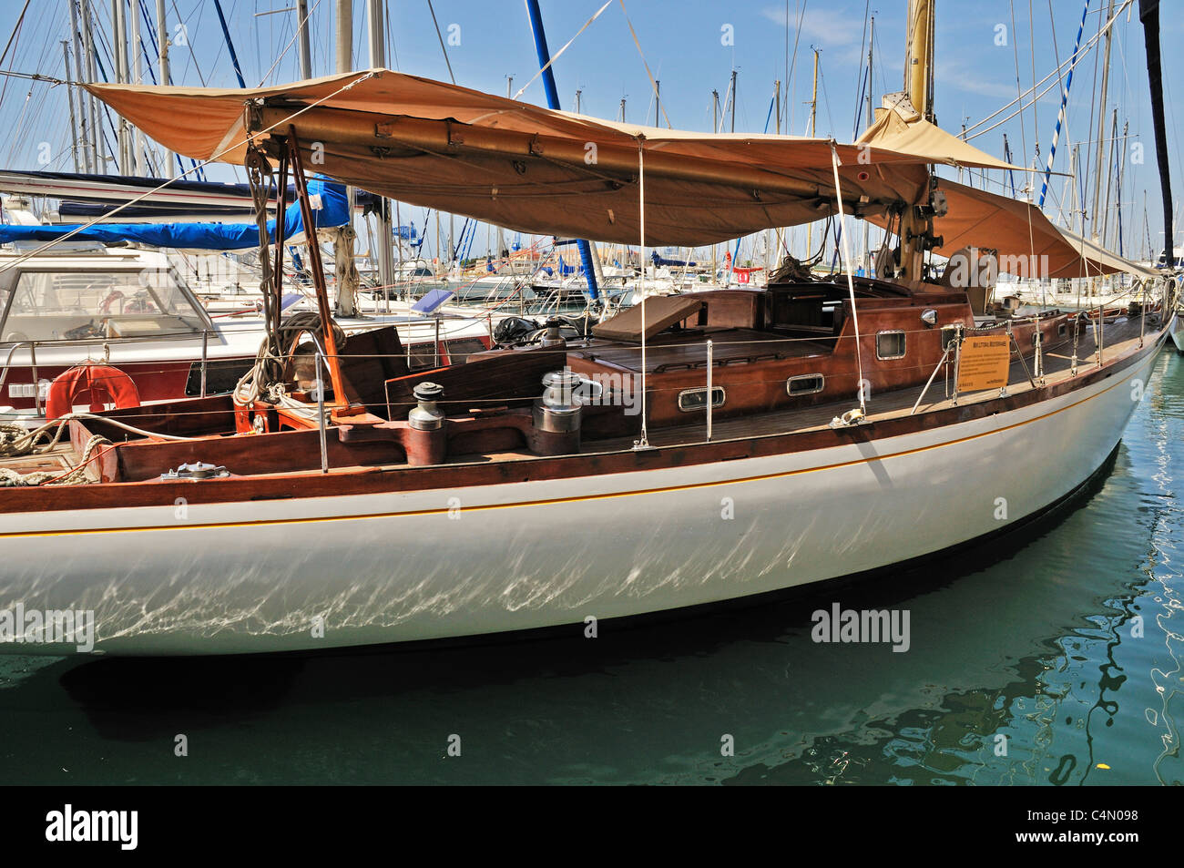 Un yacht blanc élégant avec cabine il est protégé du soleil amarrés dans la mer bleue de la sécurité de l'arrière-port de Toulon, France Banque D'Images