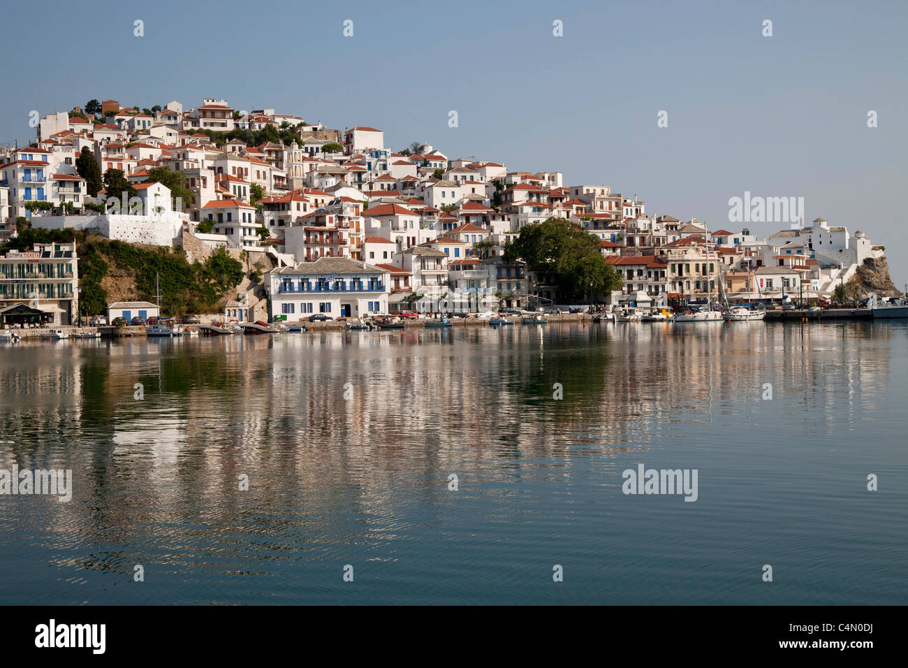 La ville de Skopelos et Harbour, île de Skopelos, Sporades du Nord, Grèce Banque D'Images