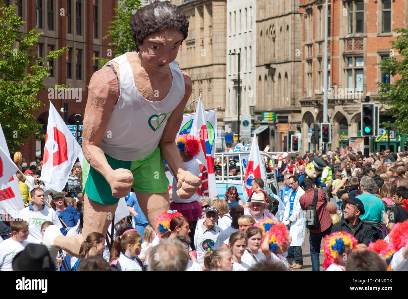 Les participants à la 2e Parade Manchester de divertir les spectateurs comme le vent de la parade dans les rues du centre-ville. Banque D'Images