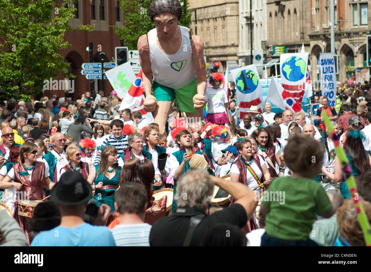 Les participants à la 2e Parade Manchester de divertir les spectateurs comme le vent de la parade dans les rues du centre-ville. Banque D'Images
