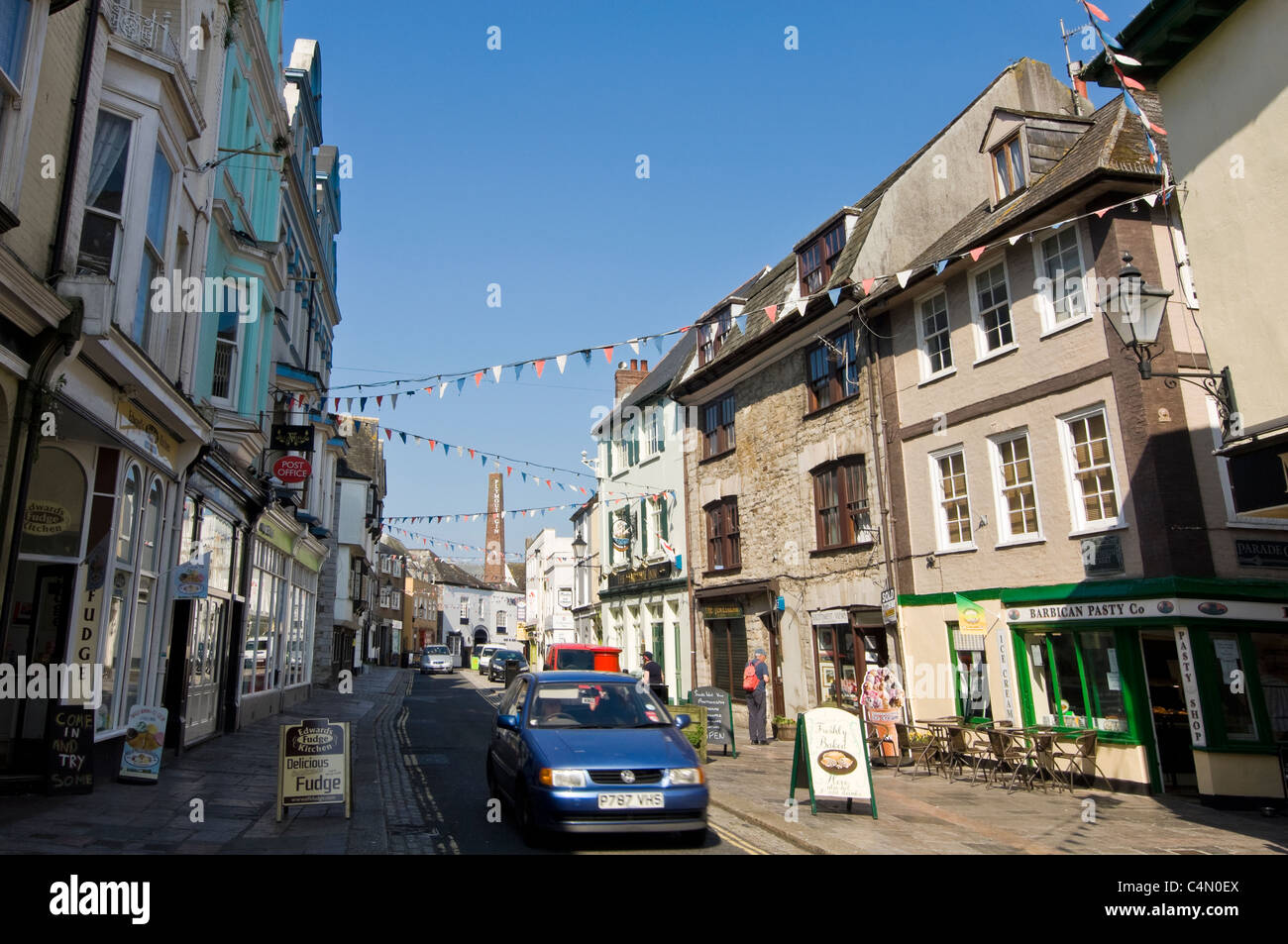 Grand angle de visualisation horizontal des anciens bâtiments le long de la rue de Southside au Barbican de Plymouth sur une journée ensoleillée. Banque D'Images