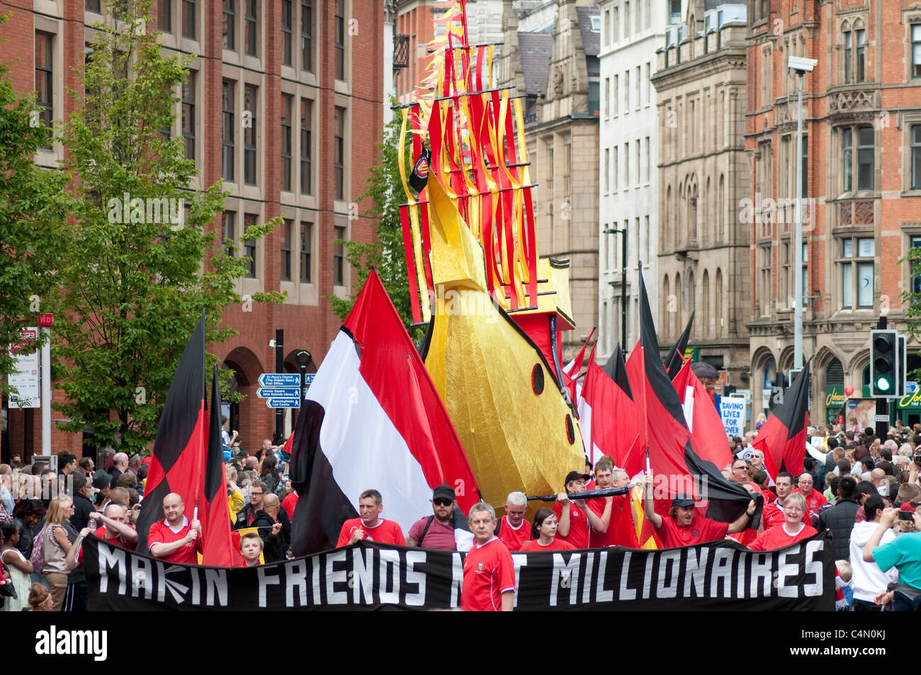 FC United partisans dans la 2e Manchester Day Parade, 2011.On estime que 70 000 spectateurs bordent les rues. Banque D'Images