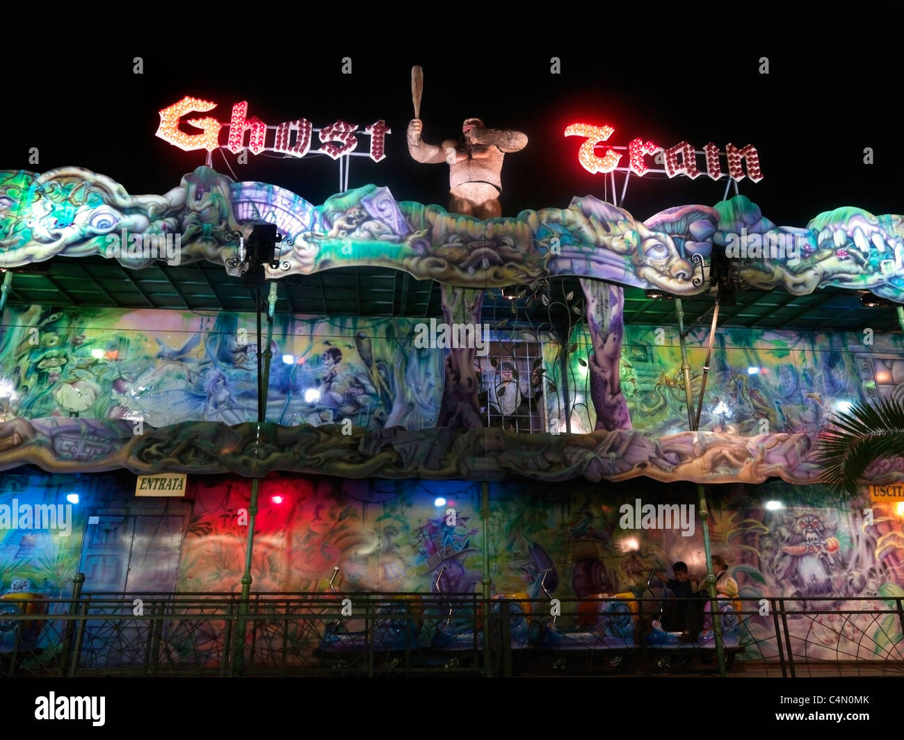 Catane Sicile Italie Nettuno Park Fête foraine Ghost Train Ride dans les charrettes Banque D'Images