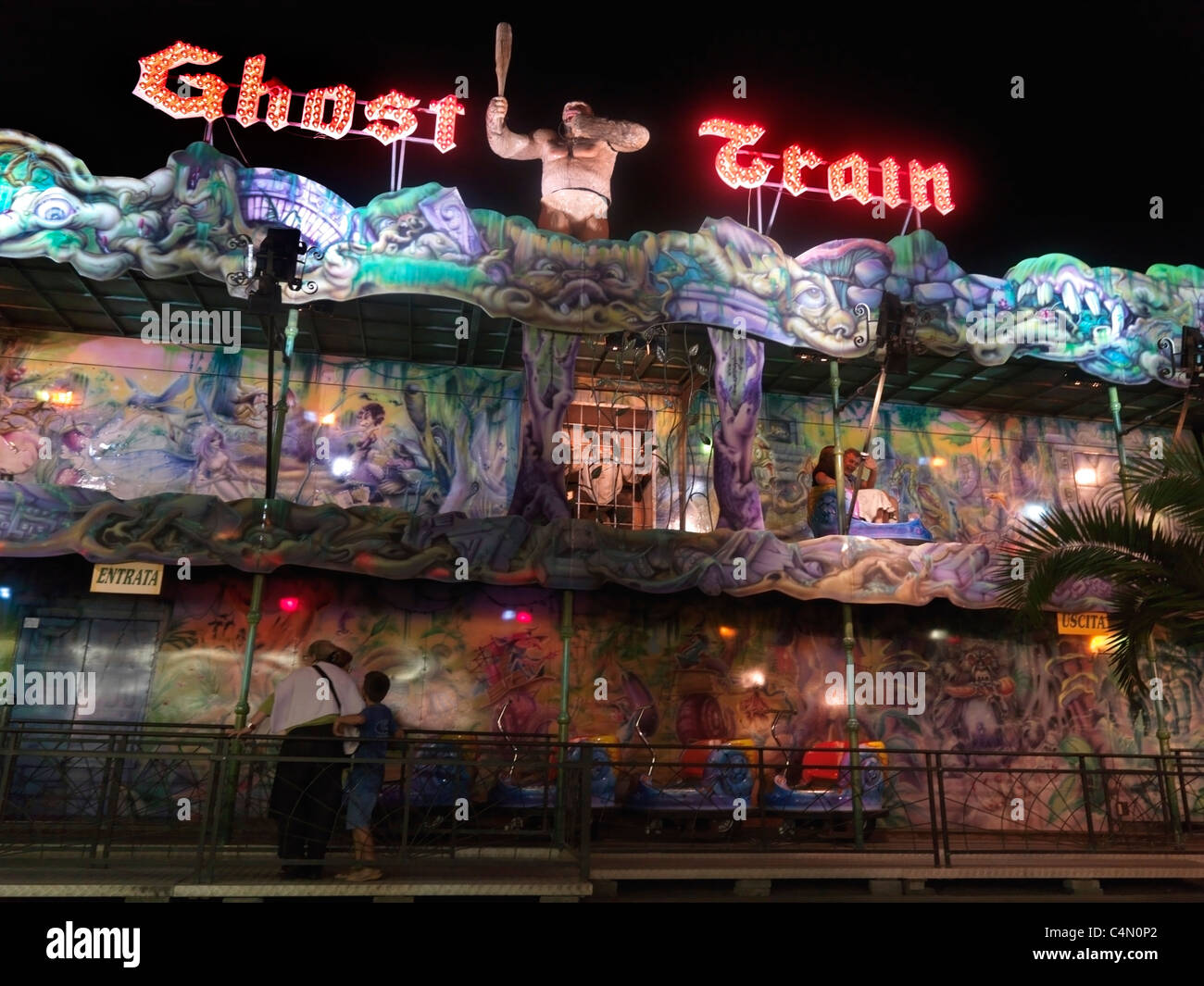 Catane Sicile Italie Nettuno Park Fête foraine Ghost Train Ride dans les charrettes Banque D'Images